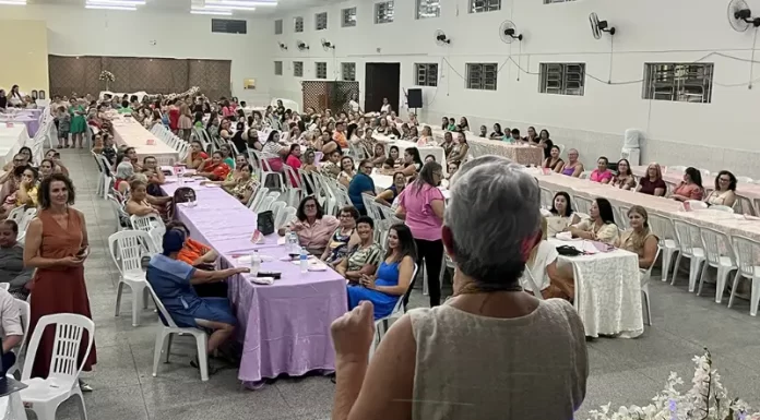 Show de humor marca homenagem ao Dia da Mulher em Jacinto Machado