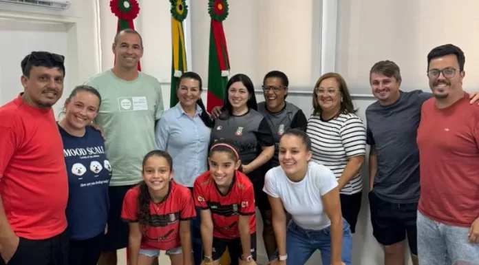 Prefeita Gislaine recebe atletas selecionadas para equipe do Criciúma Esporte Clube