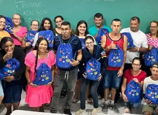 Alunos da EJA recebem material escolar em Araranguá