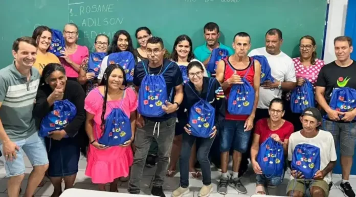 Alunos da EJA recebem material escolar em Araranguá