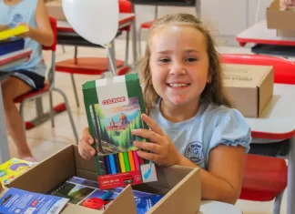 Praia Grande entrega kits de material escolar para alunos