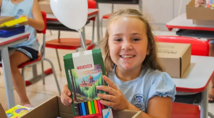 Praia Grande entrega kits de material escolar para alunos
