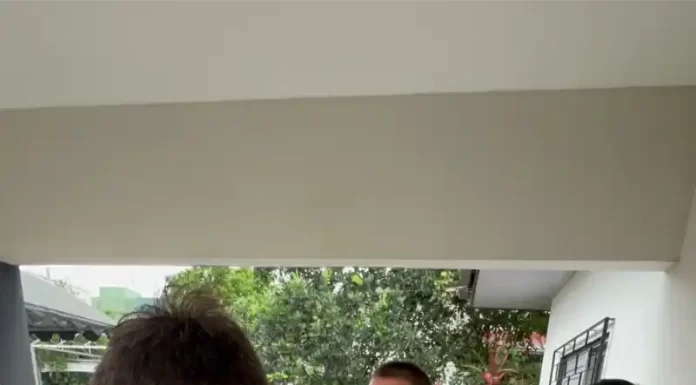 Honestidade que emociona: garis que encontraram R$ 7 mil se encontram com dona Valdete em Jacinto Machado