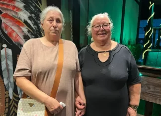 Irmãs por parte de pai se reencontram após 45 anos sem se ver
