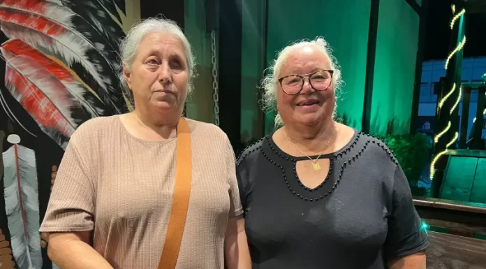 Irmãs por parte de pai se reencontram após 45 anos sem se ver