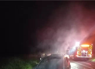 Veículo pega fogo em via pública no bairro Guarita, em Sombrio