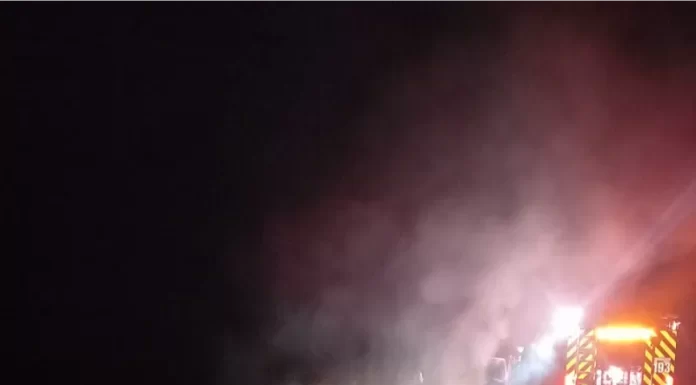 Veículo pega fogo em via pública no bairro Guarita, em Sombrio