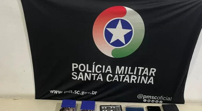 Polícia Militar apreende drogas e conduz três pessoas por tráfico em Balneário Gaivota