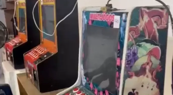 PM apreende máquinas caça-níqueis em local de jogo de azar no Centro de Sombrio