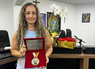 Professora que salvou aluno em Sombrio recebe homenagem inédita e entra para a história do município