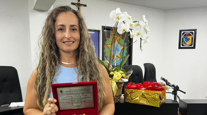 Professora que salvou aluno em Sombrio recebe homenagem inédita e entra para a história do município