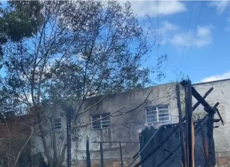 Incêndio atinge residência e mobiliza bombeiros em Araranguá
