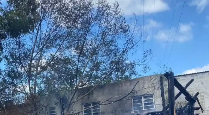 Incêndio atinge residência e mobiliza bombeiros em Araranguá
