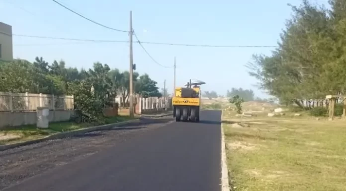 Balneário Gaivota inicia asfaltamento de trecho estratégico da Beira Mar Sul