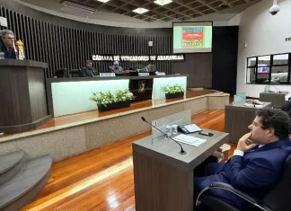 Historiador apresenta obra sobre história política de Araranguá em sessão da Câmara