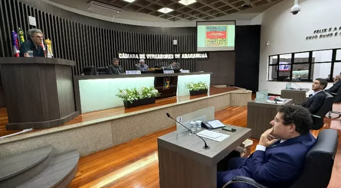Historiador apresenta obra sobre história política de Araranguá em sessão da Câmara