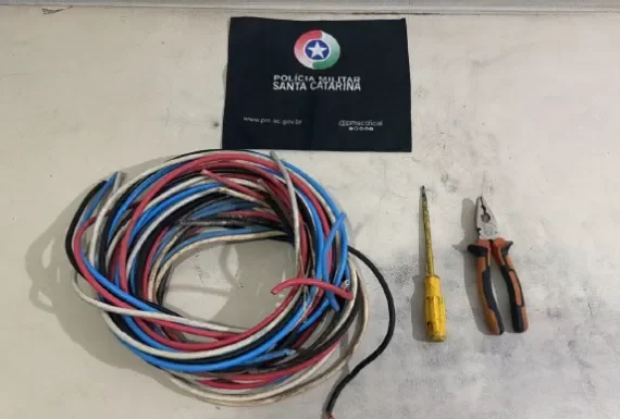 Homem é preso após furtar fios de energia em residência de Araranguá