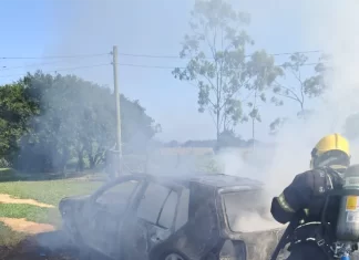 Carro é destruído por incêndio em Araranguá