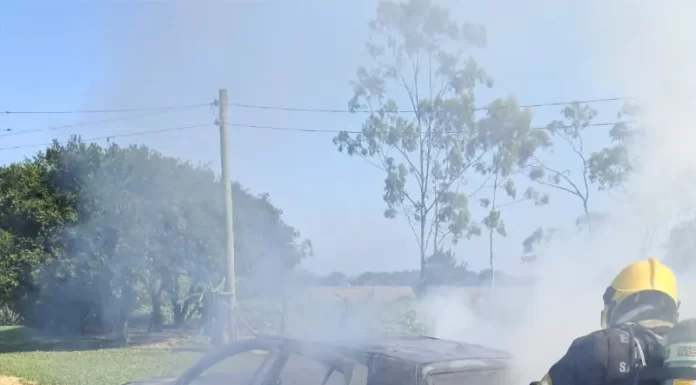 Carro é destruído por incêndio em Araranguá