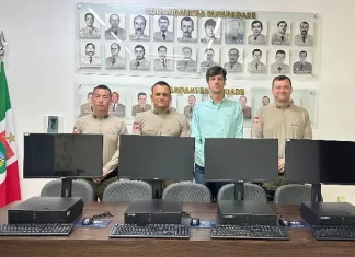 Polícia Militar de Araranguá recebe computadores do Ministério Público