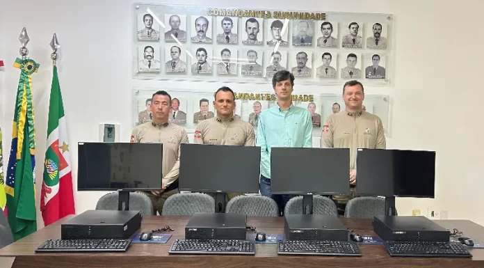 Polícia Militar de Araranguá recebe computadores do Ministério Público