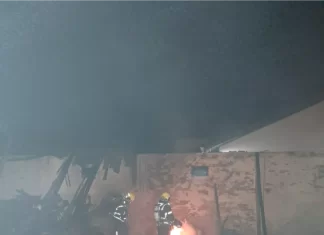 Incêndio atinge pavilhão comercial e mobiliza bombeiros em Araranguá