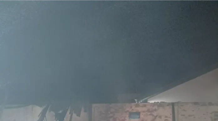 Incêndio atinge pavilhão comercial e mobiliza bombeiros em Araranguá