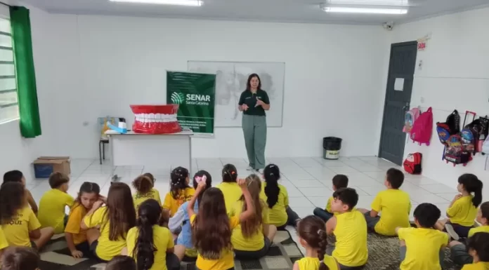 Ação leva educação em saúde bucal para alunos de escola municipal em Sombrio