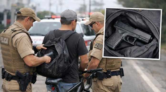 Homem é flagrado com simulacro de arma durante abordagem policial em Balneário Gaivota