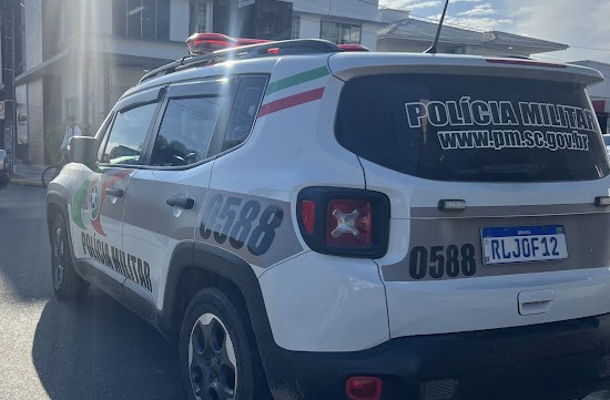 Ciclista foge da PM, se esconde em borracharia e tem veículo apreendido em praia grande