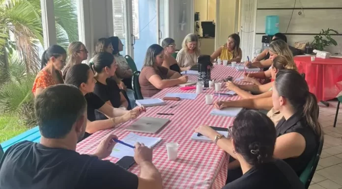 Novo secretário de Educação realiza reunião com diretores e coordenadoras em Sombrio