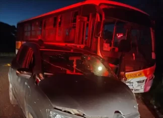 Colisão entre carro e ônibus escolar deixa idoso ferido em Sombrio