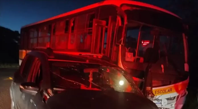 Colisão entre carro e ônibus escolar deixa idoso ferido em Sombrio