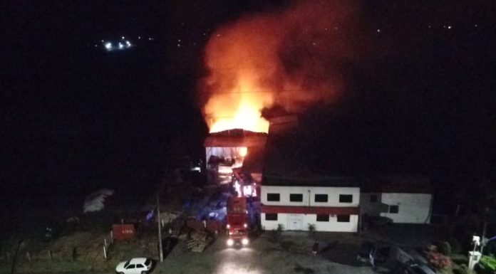 Incêndio de grandes proporções atinge empresa às margens da BR-101 em Santa Rosa do Sul
