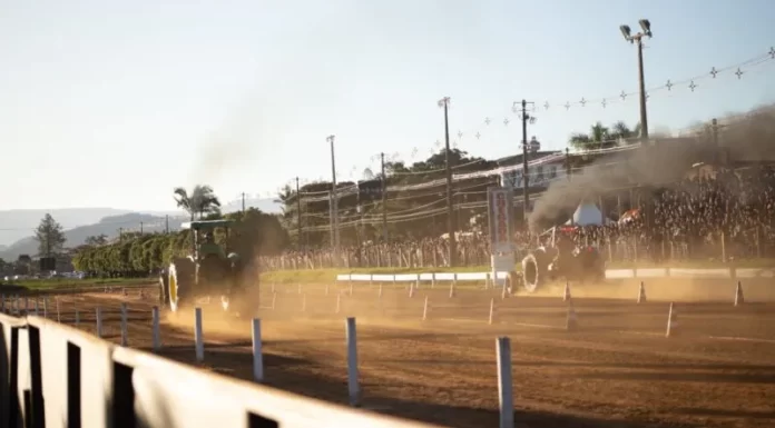 Desfile de tratores e máquinas agrícolas valoriza o campo e distribui mais de R$ 100 mil em prêmios na Festa do Colono de Turvo