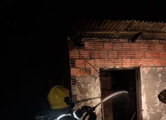 Incêndio atinge casa abandonada no Arroio do Silva durante a madrugada