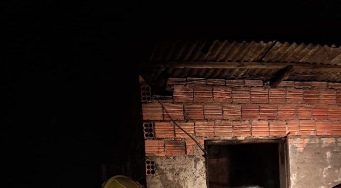 Incêndio atinge casa abandonada no Arroio do Silva durante a madrugada