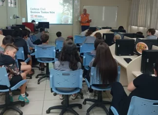 Alunos de Sombrio participam de ação do programa Defesa Civil na Escola