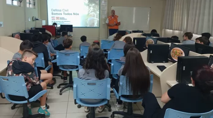 Alunos de Sombrio participam de ação do programa Defesa Civil na Escola