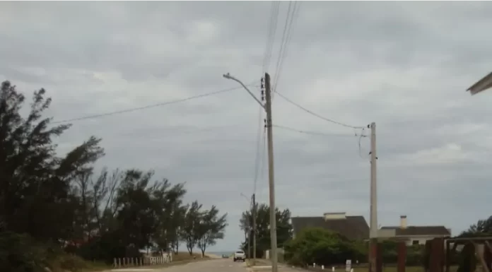 Serviço de limpeza é realizado mesmo durante no feriado em Araranguá