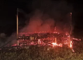 Incêndio destrói casa em construção no Morro dos Conventos, em Araranguá