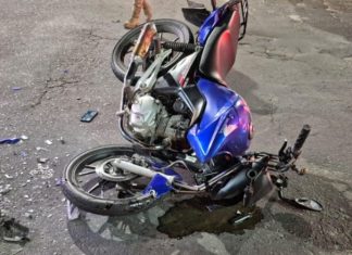 Jovem foge da polícia, faz manobras perigosas e provoca acidente no Centro de Araranguá