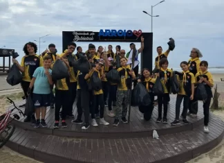 Grupo realiza ação de limpeza na orla de Balneário Arroio do Silva