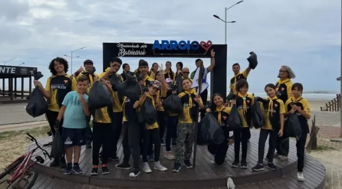 Grupo realiza ação de limpeza na orla de Balneário Arroio do Silva