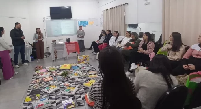 Professores da educação infantil participam de formação do Pro-LEEI em Sombrio