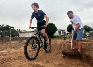 Iniciativa: Morador cria pista radical de bicicleta em terreno baldio e diverte a criançada em Sombrio