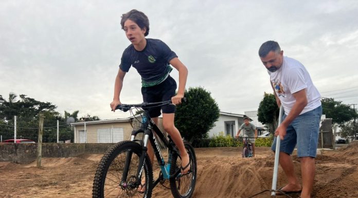 Iniciativa: Morador cria pista radical de bicicleta em terreno baldio e diverte a criançada em Sombrio