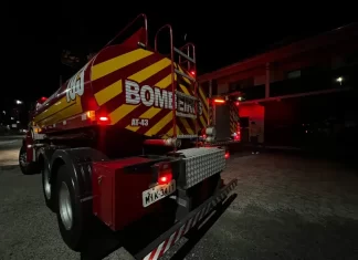 Incêndio em residência mobiliza bombeiros e tem origem em vaso de plantas em Sombrio