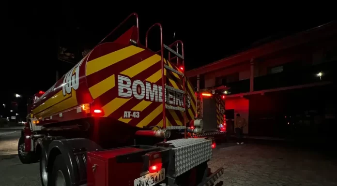 Incêndio em residência mobiliza bombeiros e tem origem em vaso de plantas em Sombrio