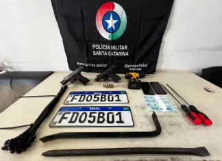 Dupla com mandado de prisão é capturada com armas e placas frias em Balneário Gaivota